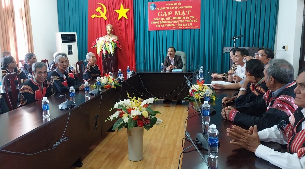 Phó Vụ trưởng Vụ Công tác dân tộc địa phương Điểu Mưu chủ trì gặp mặt Đoàn đại biểu Người có uy tín thị xã Ayun Pa, tỉnh Gia Lai