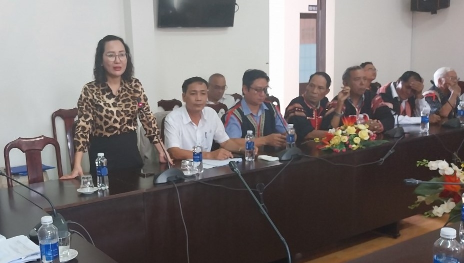 Phó Chủ tịch UBND thị xã Auin Pa Ksor H’Khuyên báo cáo tại buổi gặp mặt