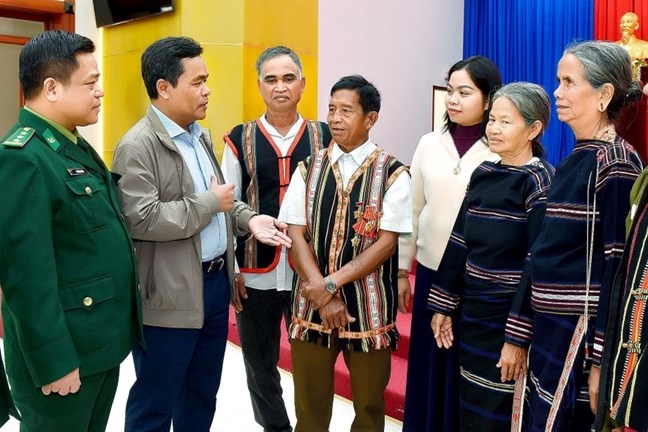 Bí thư Tỉnh ủy Hồ Văn Niên (đứng thứ 2 trái sang phải) nói chuyện với già làng uy tín trên địa bàn tỉnh. Ảnh: Đức Thụy 