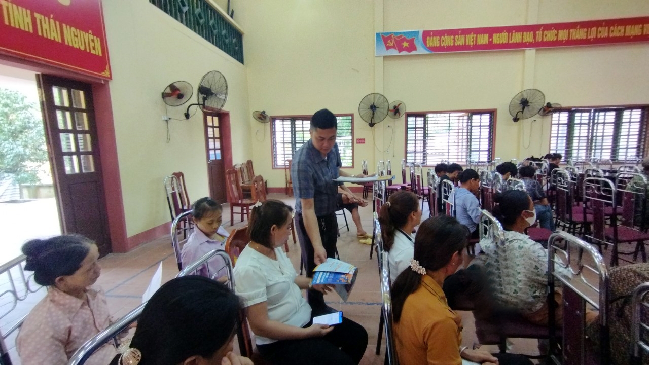Cán bộ Trung tâm Dịch vụ việc làm tỉnh Thái Nguyên tư vấn, giới thiệu một số ngành nghề cho người lao động xã Cổ Lũng