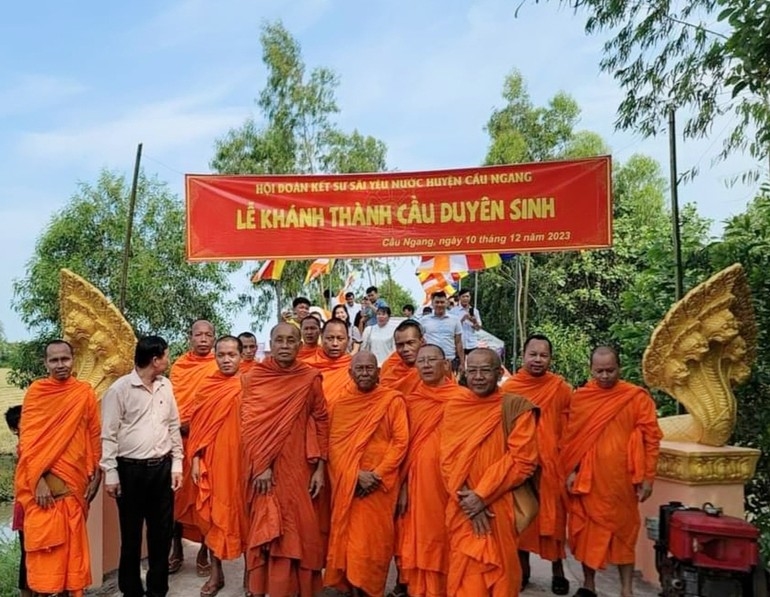 Thường trực Hội Đoàn kết SSYN tỉnh Trà Vinh cùng các mạnh thường quân khánh thành cầu giao thông nông thôn tại huyện Cầu Ngang 