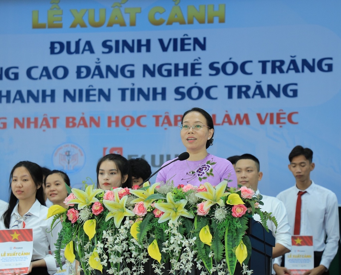 Bà Huỳnh Thị Diễm Ngọc - Phó chủ tịch UBND tỉnh Sóc Trăng, ân cần thăm hỏi, động viên học sinh, sinh viên tại buổi lễ xuất cảnh đi Nhật Bản học tập và làm việc 