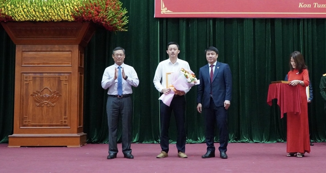 Ban Tổ chức trao giải C cho phóng viên Ngọc Chí, Báo Dân tộc và Phát triển