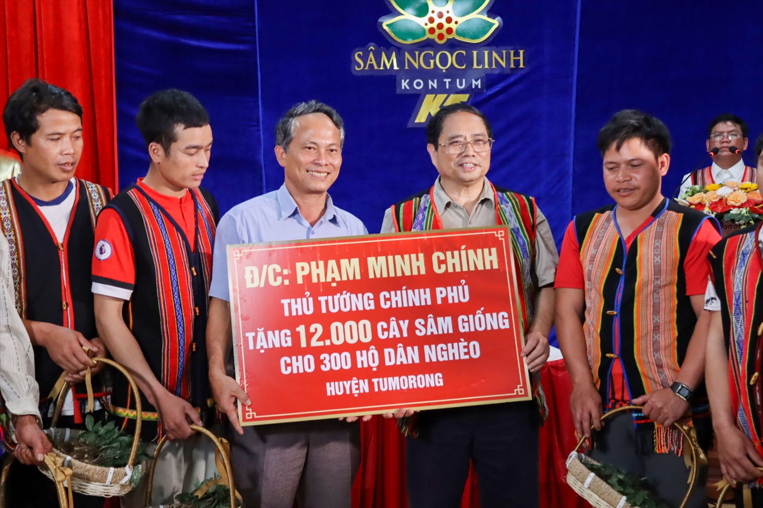 Tháng 8/2023, trong chuyến công tác đến huyện Tu Mơ Rông, Thủ tướng Chính phủ Phạm Minh Chính đã tặng 12.000 cây giống sâm Ngọc Linh cho 300 hộ nghèo trên địa bàn huyện
