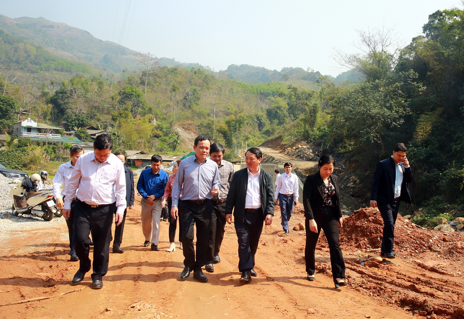 Phó Thủ tướng Chính phủ Trần Lưu Quang và Bộ trưởng, Chủ nhiệm Ủy ban Dân tộc Hầu A Lềnh khảo sát dự án sử dụng vốn ODA thuộc Chương trình MTQG 1719 tại Bắc Kạn, ngày 13/2/2023 )