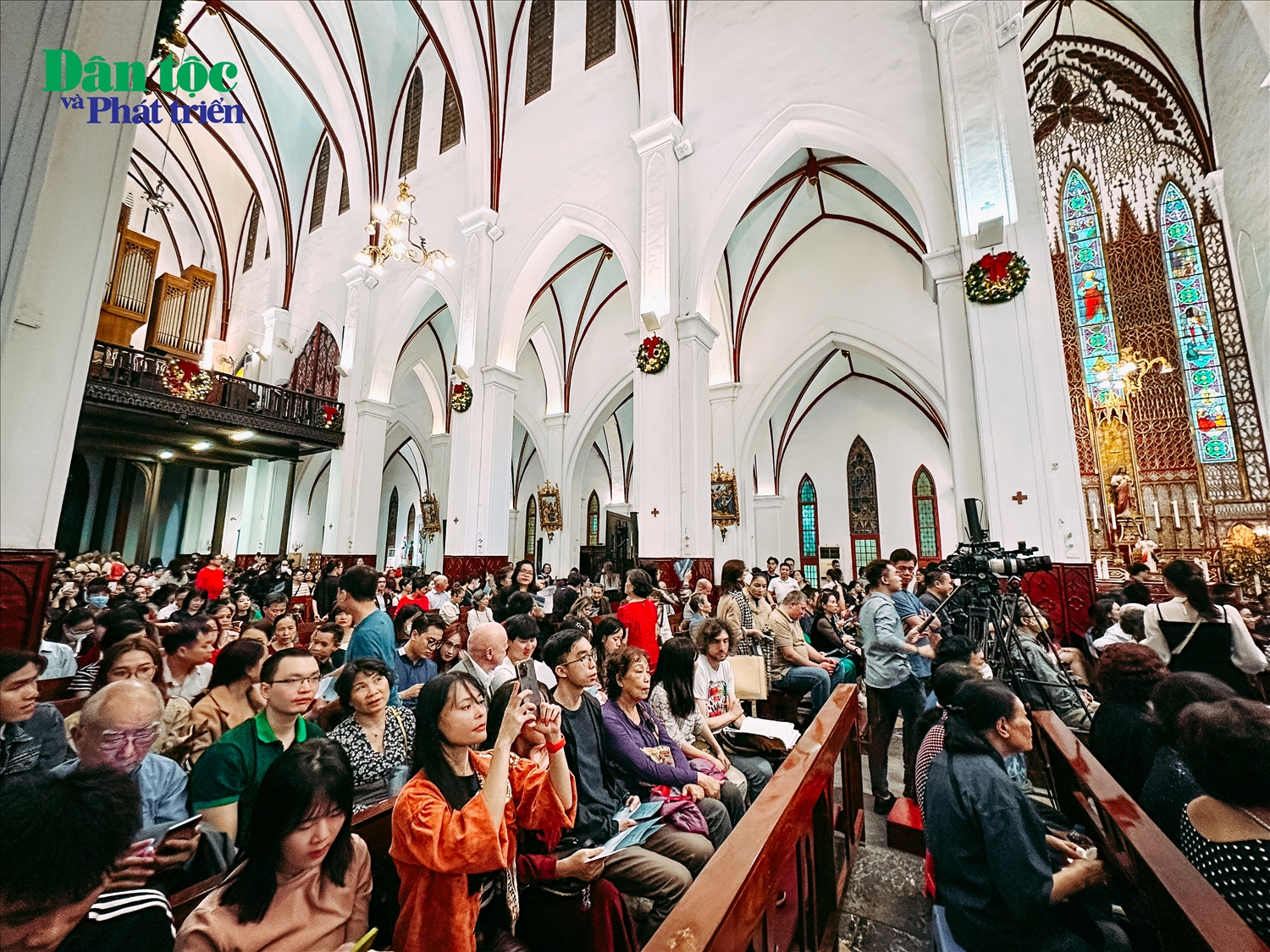 Tất cả các chỗ ngồi tại Nhà thờ lớn Hà Nội đã được lấp kín bởi các giáo dân, du khách trong nước cũng như quốc tế