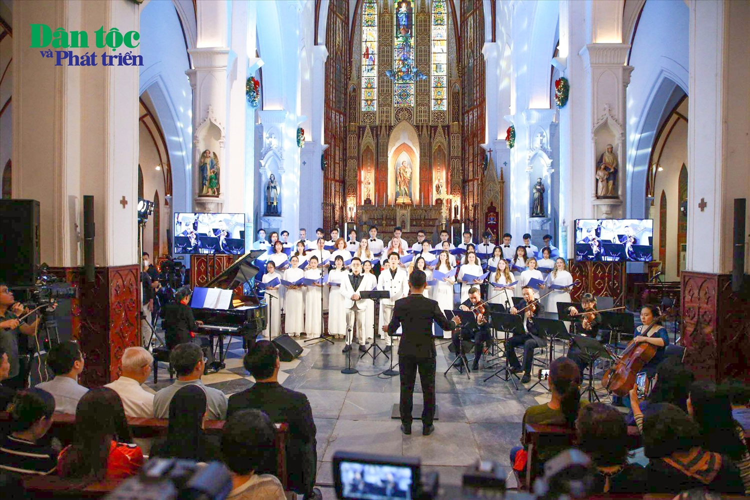 Nhiều bản nhạc Giáng Sinh truyền thống quốc tế và Việt Nam được hòa ca tại buổi hòa nhạc