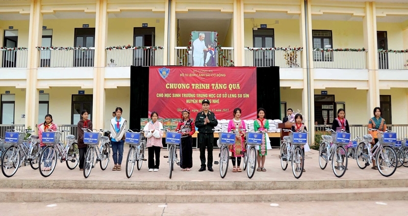 Thiếu tướng Lê Ngọc Châu, Bí thư Đảng ủy, Tư lệnh Cảnh sát cơ động tặng xe đạp cho các em học sinh Leng Su Sìn.