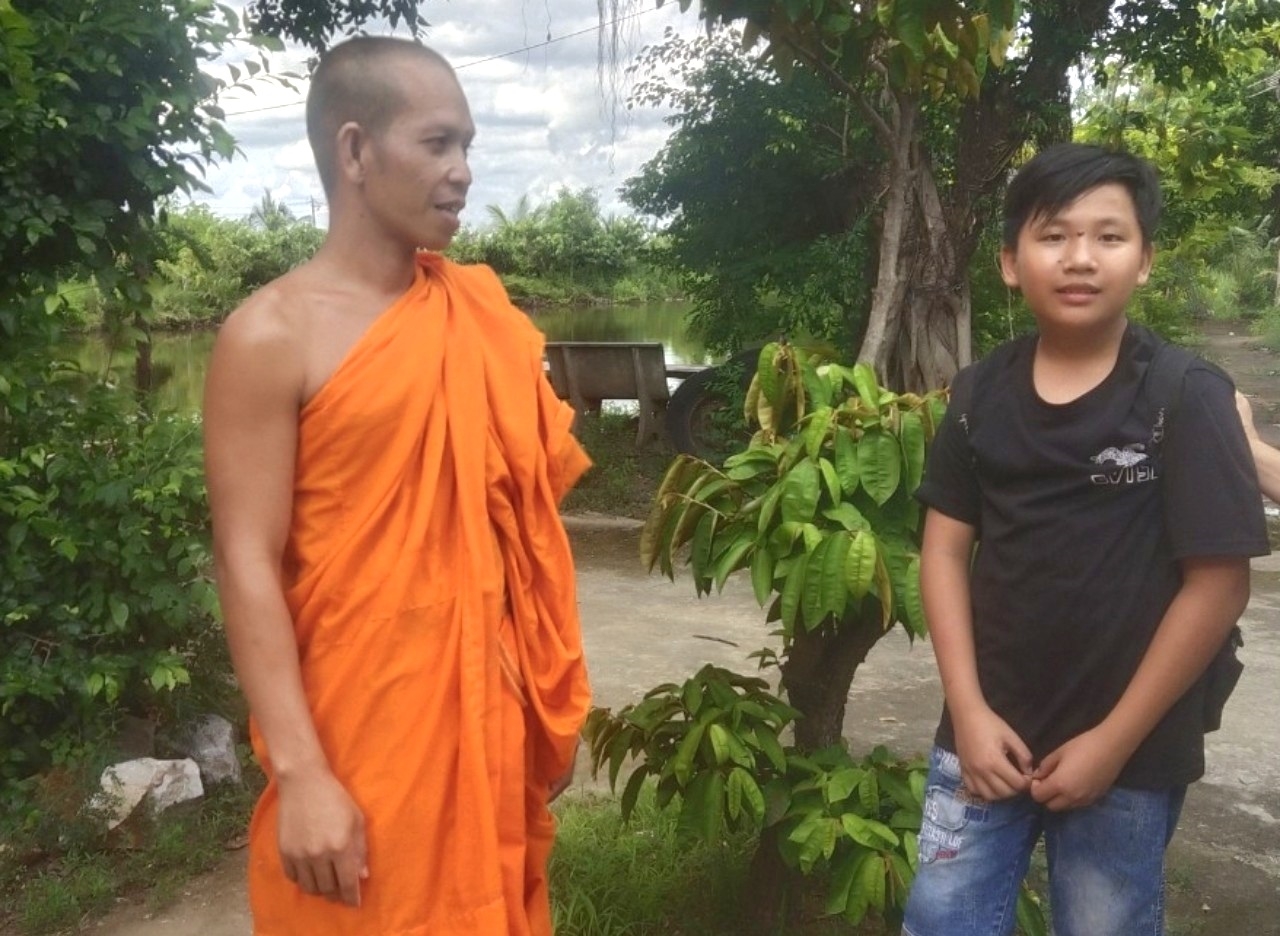Đại đức Kim Hải Toàn trụ trì chùa Âng Kol, xã Long Vĩnh, huyện Duyên Hải cùng em Nam Á, dân tộc Kinh đang theo học tiếng Khmer tại chùa