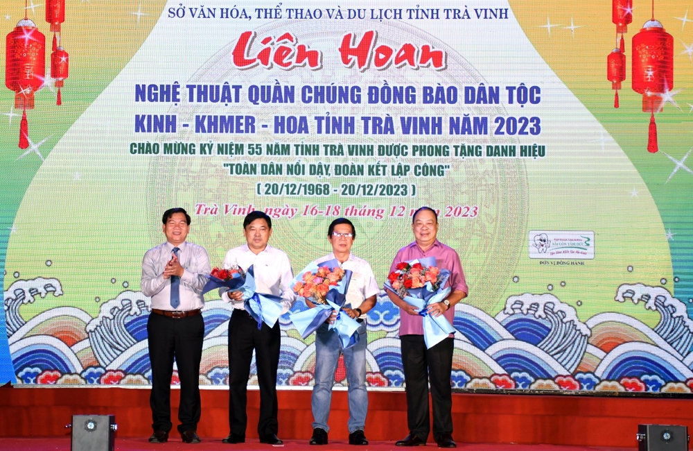 Ông Dương Hoàng Sum, Giám đốc Sở Văn hóa, Thể thao và Du lịch Trà Vinh tặng hoa đến Ban giám khảo 