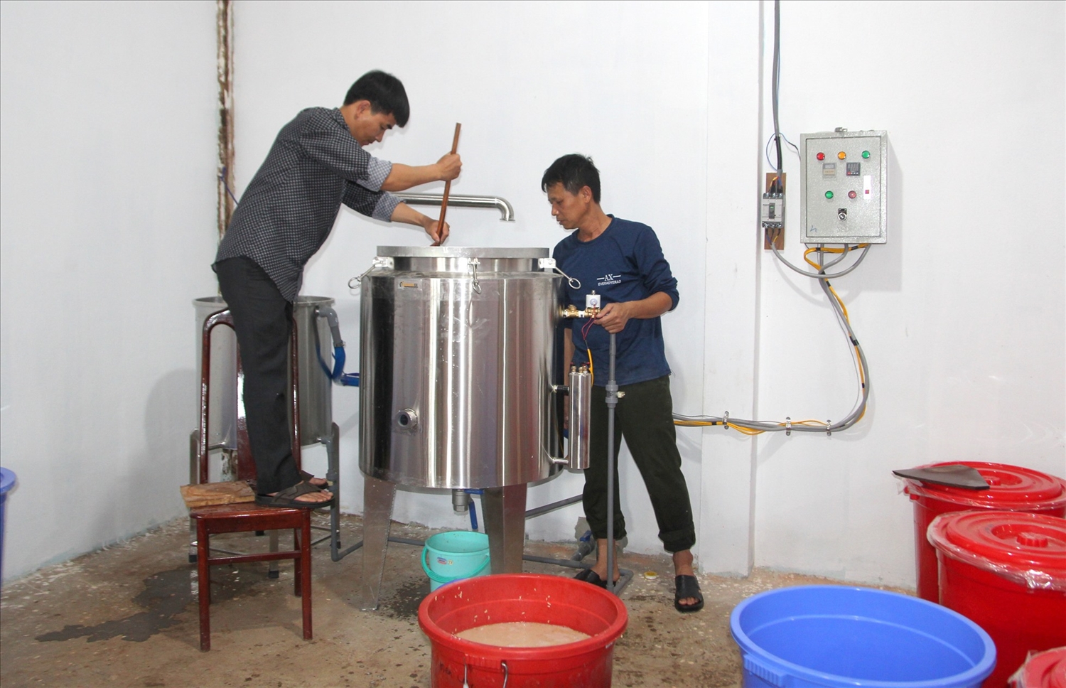 Nhân viên Công ty Đầu tư và Phát triển Đại Thành sản xuất rượu dược liệu (ảnh: Phan Tuấn)