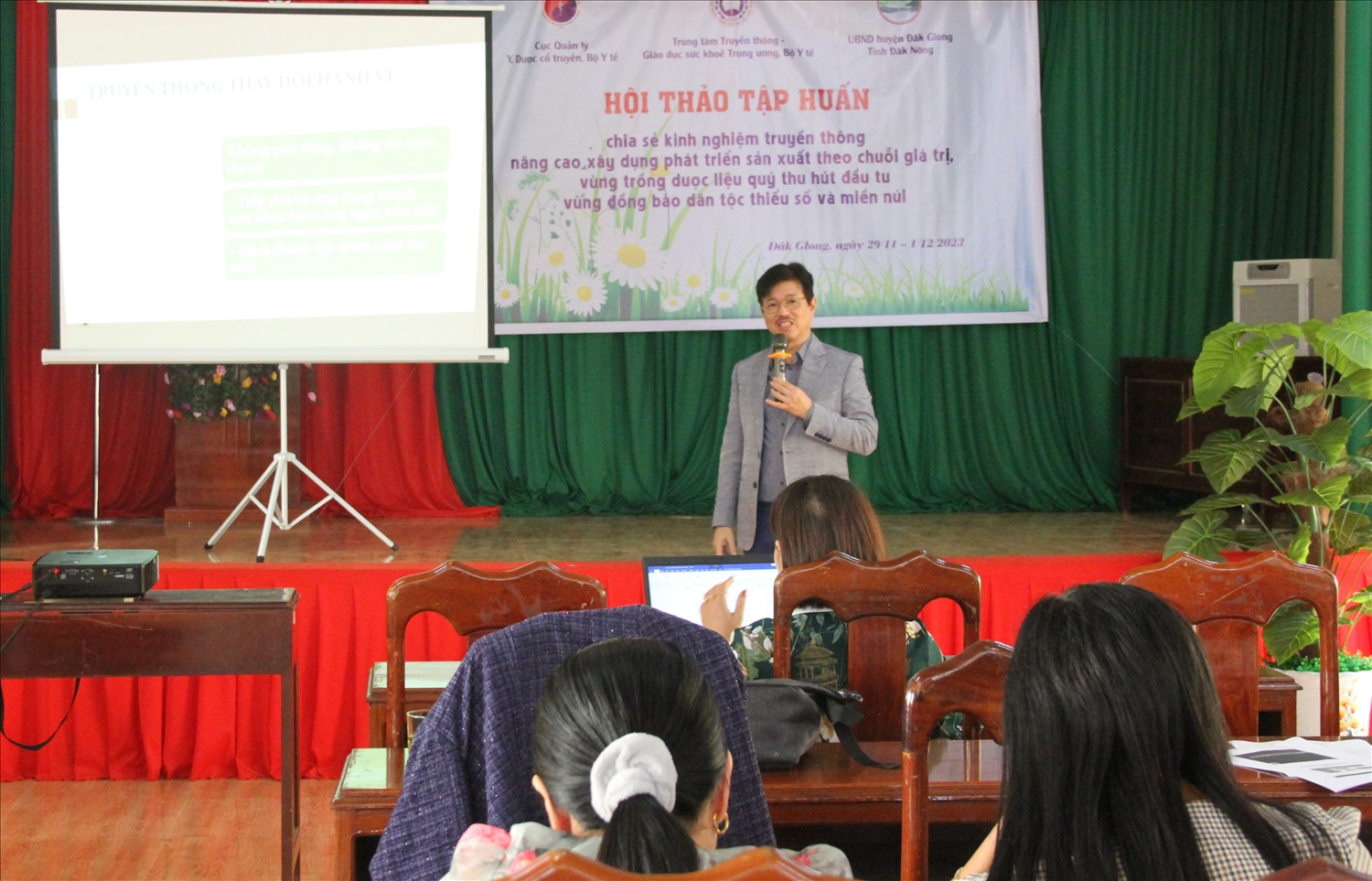 Hội thảo tập huấn chia sẻ kinh nghiệm truyền thông nâng cao, xây dựng phát triển sản xuất theo chuỗi giá trị, vùng trồng dược liệu quý của Bộ Y tế được tổ chức tại huyện Đắk Glong
