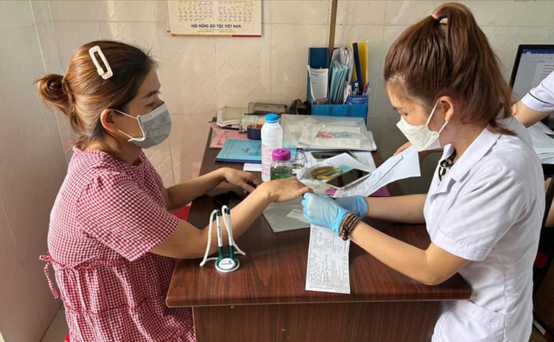 Các bà mẹ lấy máu sàng lọc trước sinh tại Quảng Trị.