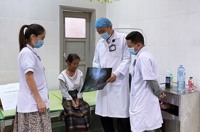 Trung tâm Y tế huyện Đakrông đang điều trị cho bệnh nhân là người dân tộc thiểu số.