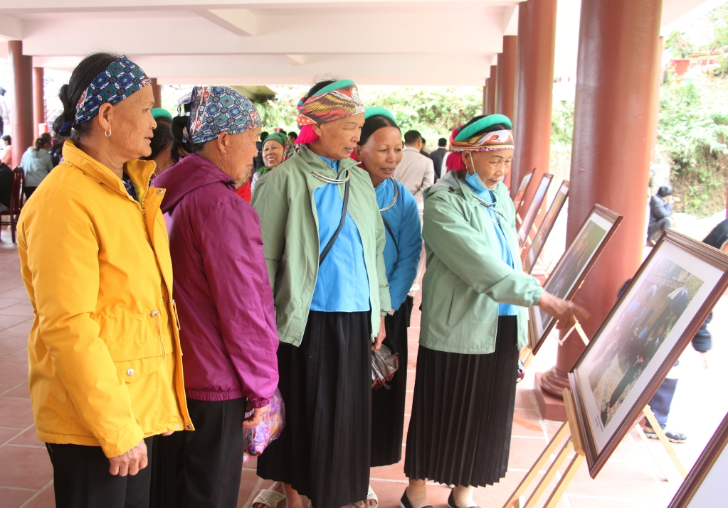 Người dân xem trưng bày ảnh đẹp về thiên nhiên, văn hóa, con người Bình Liêu tại Nhà văn hóa xã Đồng Tâm