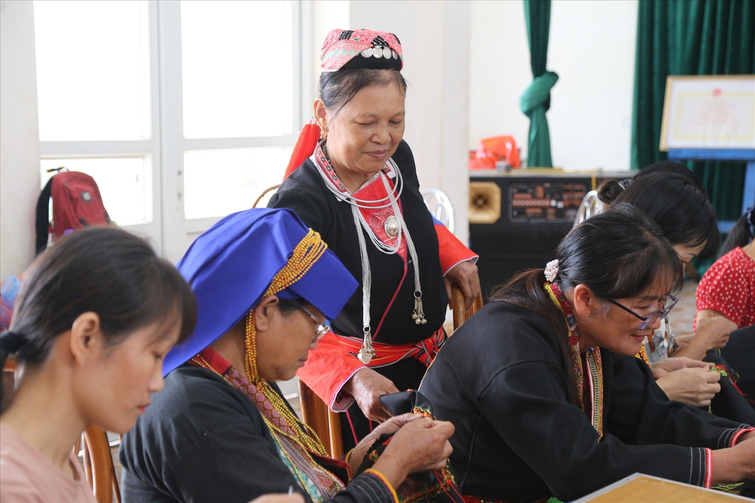 Bà Trương Thị Đông (61 tuổi), người Dao Thanh Y ở xã Bằng Cả là giáo viên của lớp dạy thêu thổ cẩm trên trang phục truyền thống 