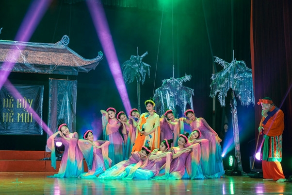 Sân khấu khép lại với tiết mục kết Múa - Hát “Thị Mầu” dưới phần thể hiện của ca sĩ Thúy Hằng cùng vũ đoàn