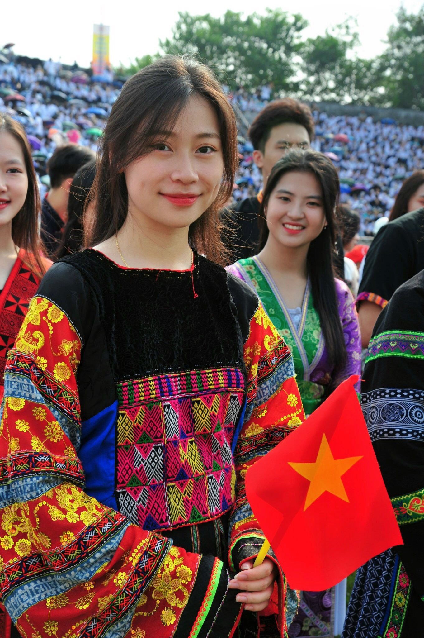 Em Sùng Thị Vân là một trong những sinh viên dân tộc rất ít người được tuyên dương tại Lễ Tuyên dương học sinh, sinh viên, thanh niên tiêu biểu xuất sắc toàn quốc năm 2023