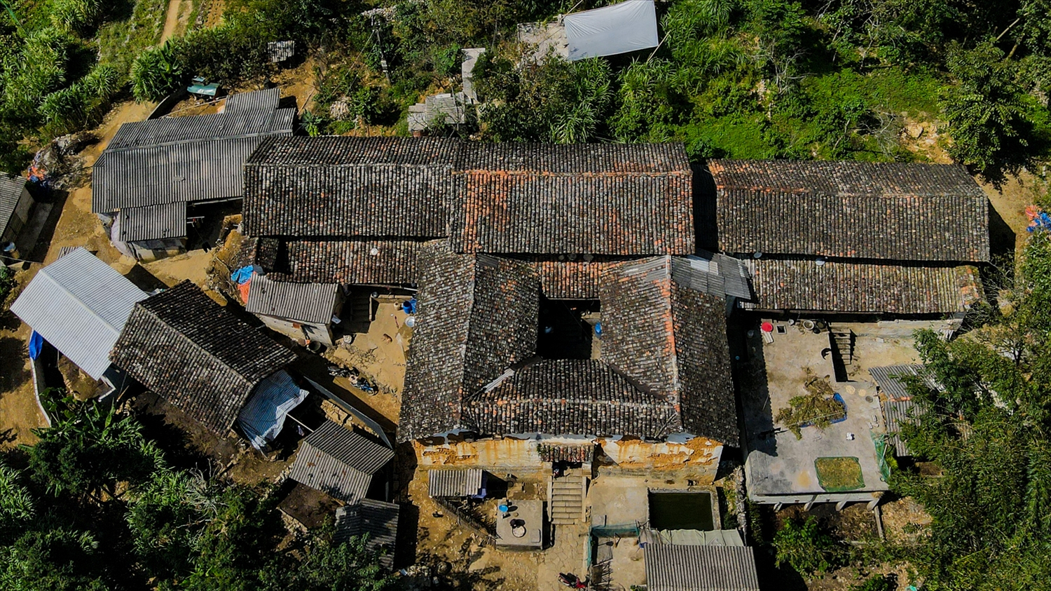 (BCĐ- Thông tin đối ngoại) Bí ẩn ngôi nhà cổ họ Vừ có niên đại trên 100 tuổi ở Há Súng, Đồng Văn, Hà Giang 1