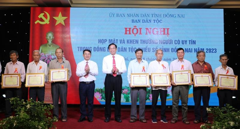 Phó Chủ tịch UBND tỉnh Võ Văn Phi khen thưởng Người có uy tín trong đồng bào DTTS tiêu biểu năm 2023