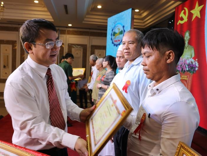 Trưởng Ban Dân tộc tỉnh Nguyễn Văn Khang khen thưởng Người có uy tín trong đồng bào DTTS tiêu biểu năm 2023