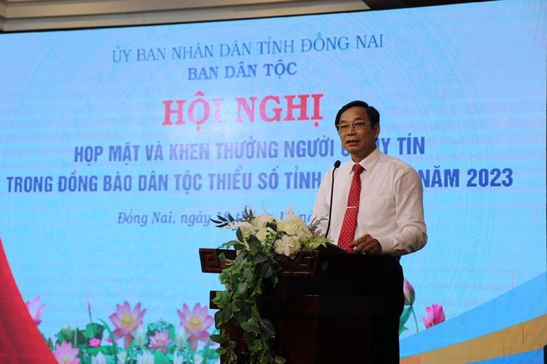 Phó Chủ tịch UBND tỉnh Võ Văn Phi phát biểu tại Hội nghị họp mặt Người có uy tín trong đồng bào DTTS tỉnh Đồng Nai năm 2023. (Ảnh BDT ĐN)