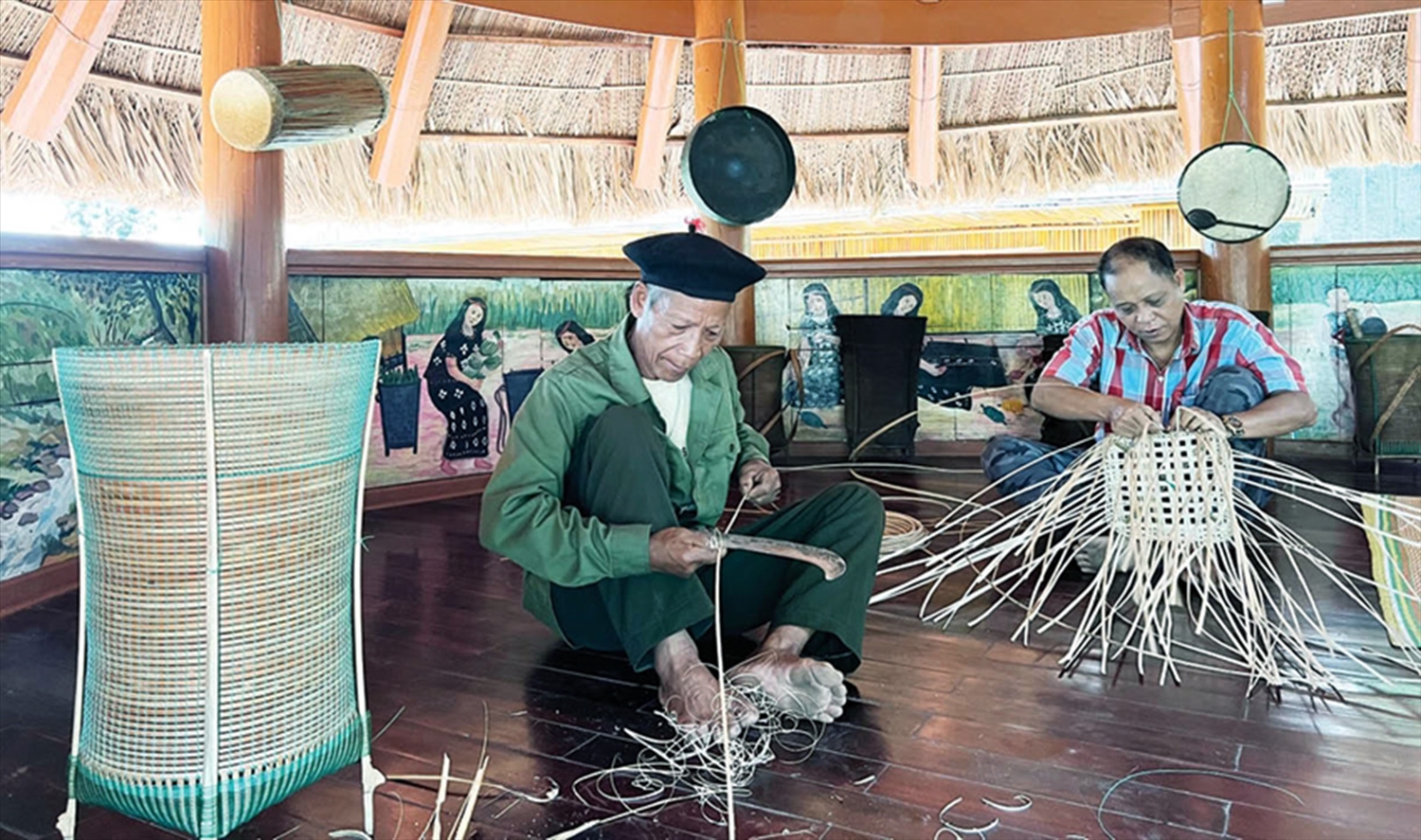 Nghệ nhân cao tuổi truyền dạy nghề đan lát truyền thống cho thế hệ sau.