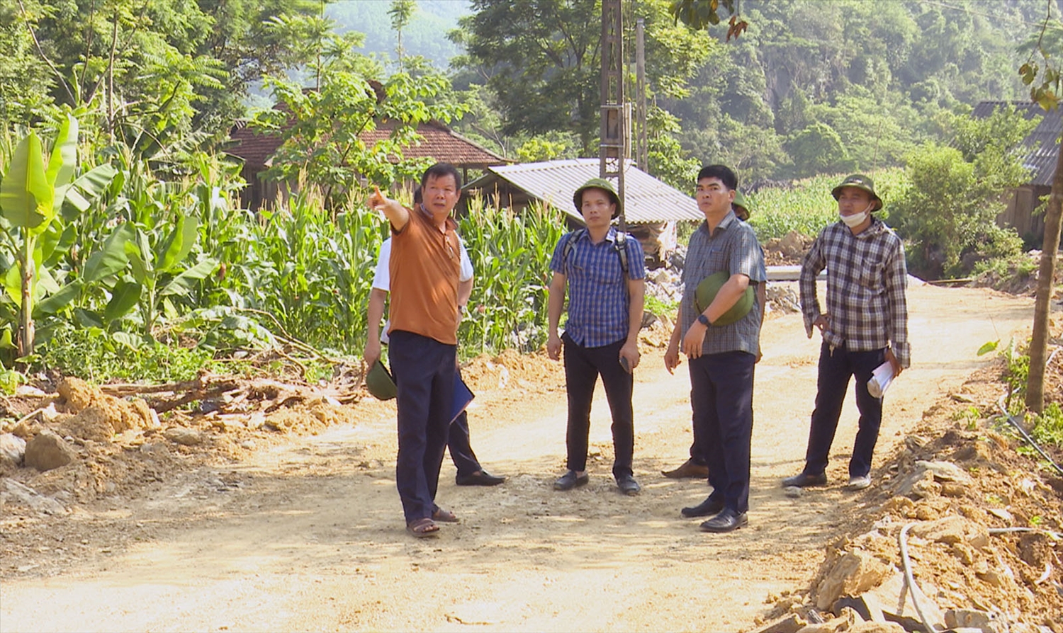 Lãnh đạo UBND huyện Đồng Hỷ kiểm tra công trình xây dựng đường bê tông xóm Bản Tèn.