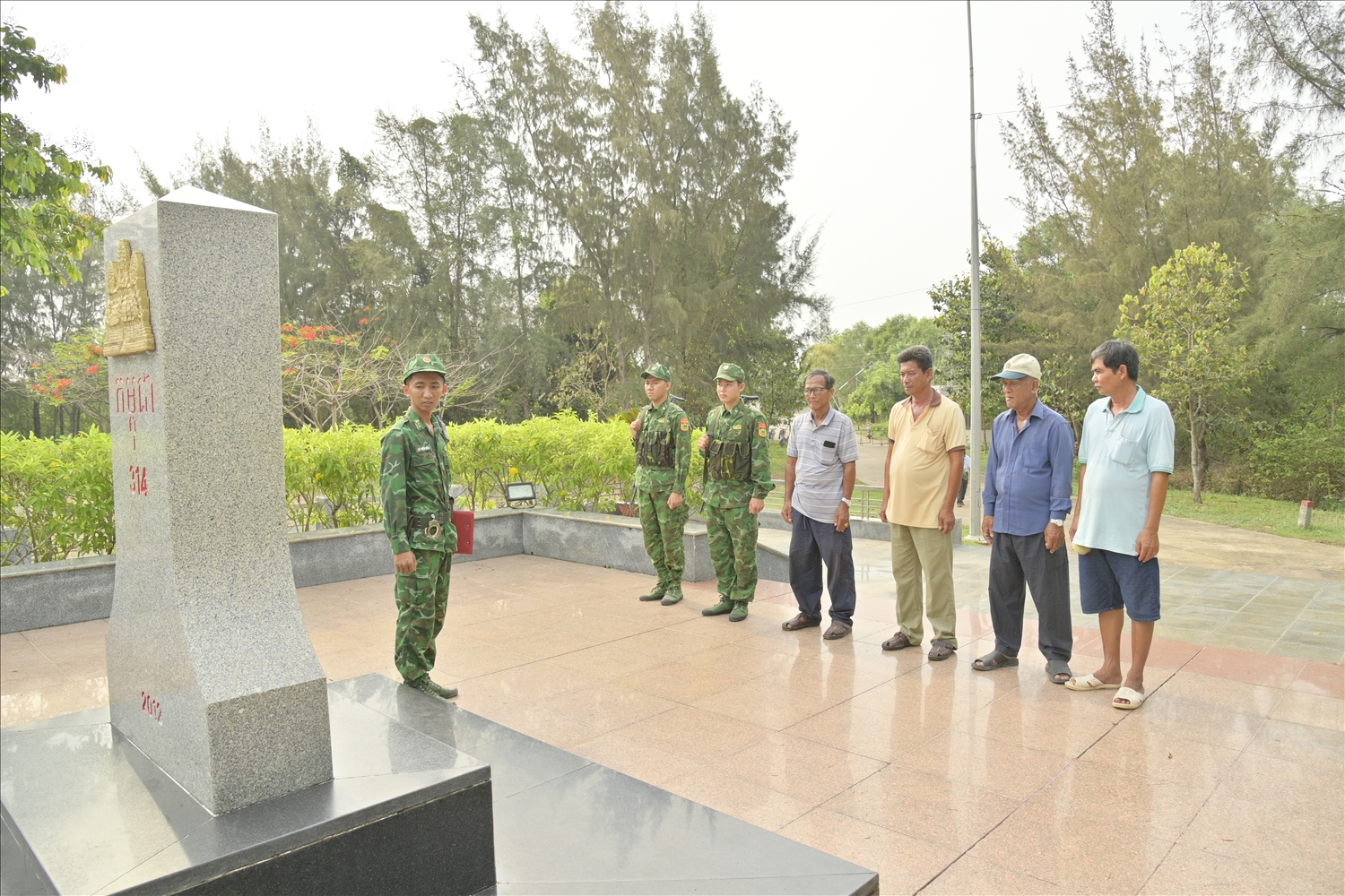 TP. Hà Tiên là nơi có Cột mốc 314 điểm biên giới đất liền cuối cùng của Việt Nam Và Campuchia, được sự quản lý của Đồn Biên phòng cửa khẩu Quốc tế Hà Tiên 