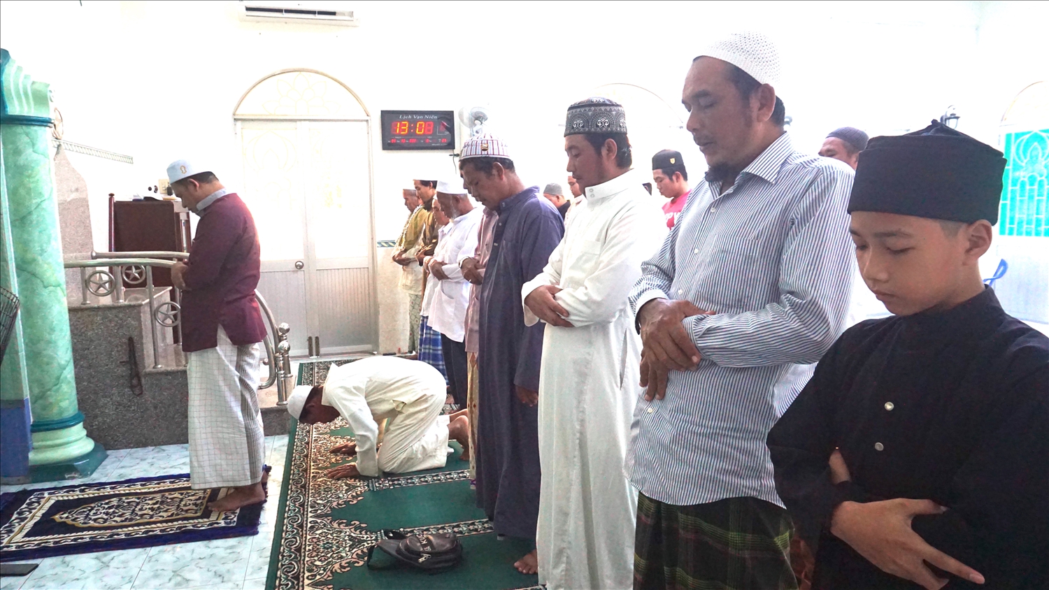 Các tín đồ sinh hoạt tôn giáo tại Thánh đường hồi giáo Mosque Muslimine tại TP. Trà Vinh 