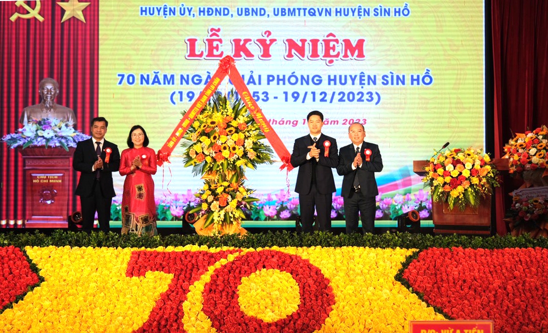 Ủy viên Dự khuyết Ban Chấp hành Trung ương Đảng, Phó Bí thư Thường trực Tỉnh Lai Châu Vũ Mạnh Hà tặng lẵng hoa chúc mừng tại Lễ Kỷ niệm