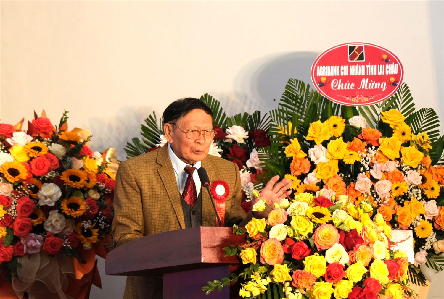 Nguyên Bí thư Huyện ủy Sìn Hồ Phùng Cù Sân phát biểu tại Lễ kỷ niệm