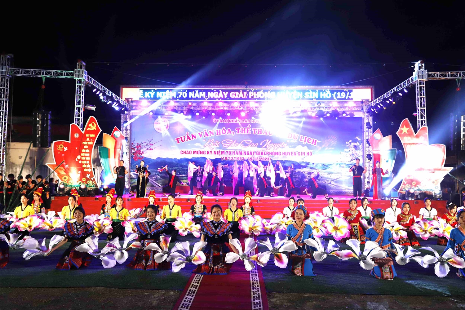 Trước đó, tối 16/12, đã diễn ra Chương trình nghệ thuật chào mừng Lễ kỷ niệm với chủ đề “Khởi sắc Cao nguyên”, với sự tham gia của các nghệ sĩ, diễn viên, nghệ nhân các em học sinh trên địa bàn huyện Sìn Hồ biểu diễn