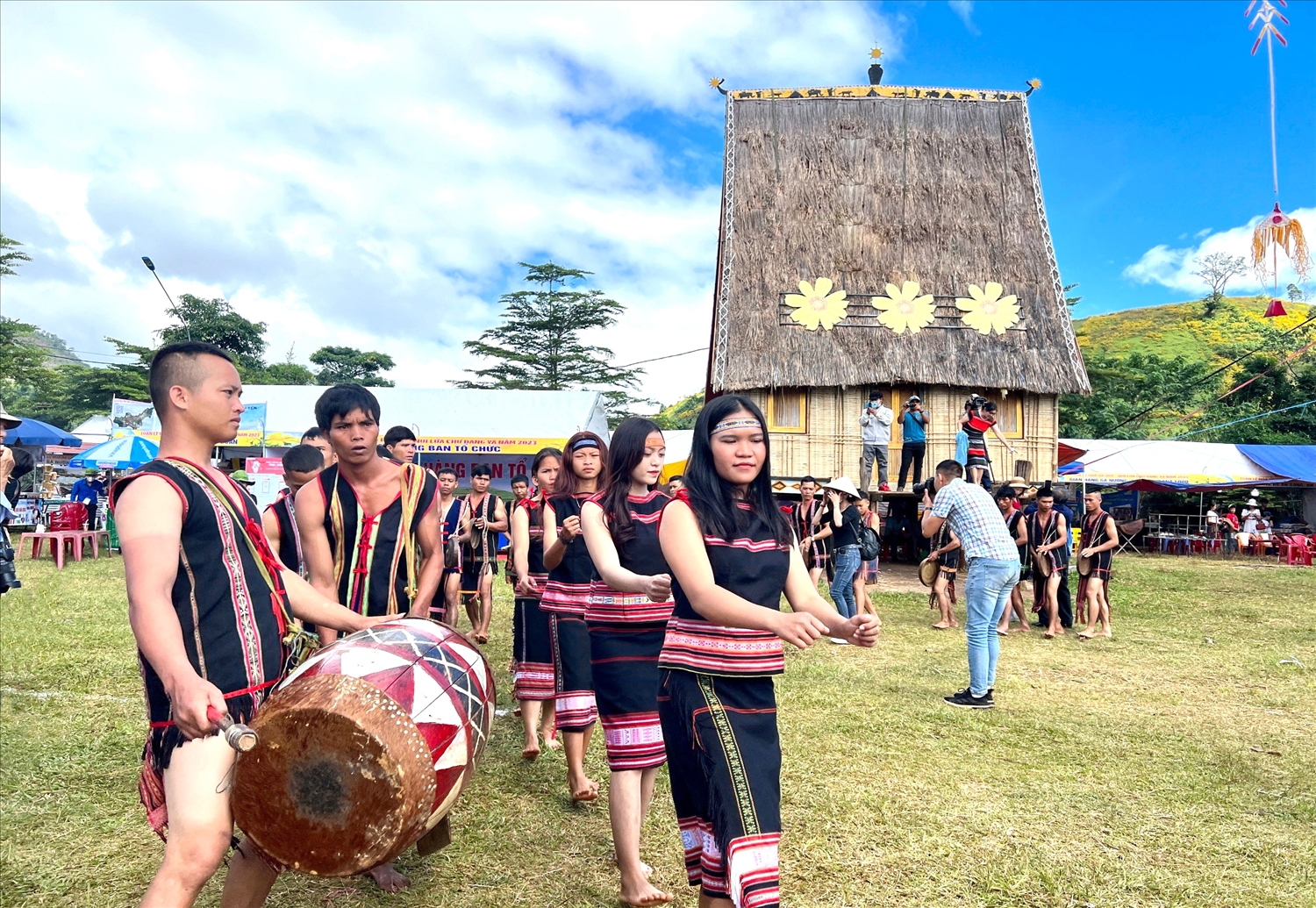 Đồng bào Ba Na tổ chức nghi lễ Mừng lúa mới - nghi lễ trọng đại nhất trong năm dưới mái nhà rông truyền thống