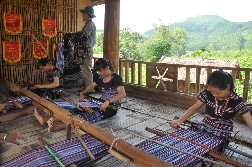 Nghề dệt và sản phẩm dệt thổ cẩm truyền thống khẳng định sắc thái văn hóa truyền thống độc đáo của tộc người H’re ở Ba Tơ