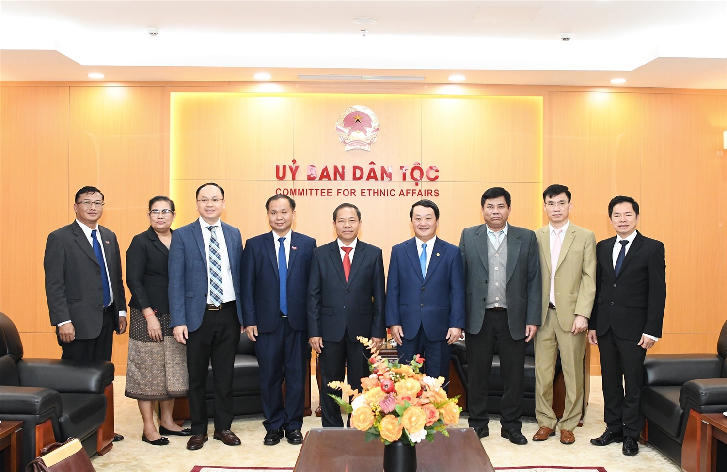 Bộ trưởng, Chủ nhiệm Hầu A Lềnh cùng các thành viên trong đoàn công tác của Ủy ban Trung ương Mặt trận Lào xây dựng đất nước chụp ảnh lưu niệm