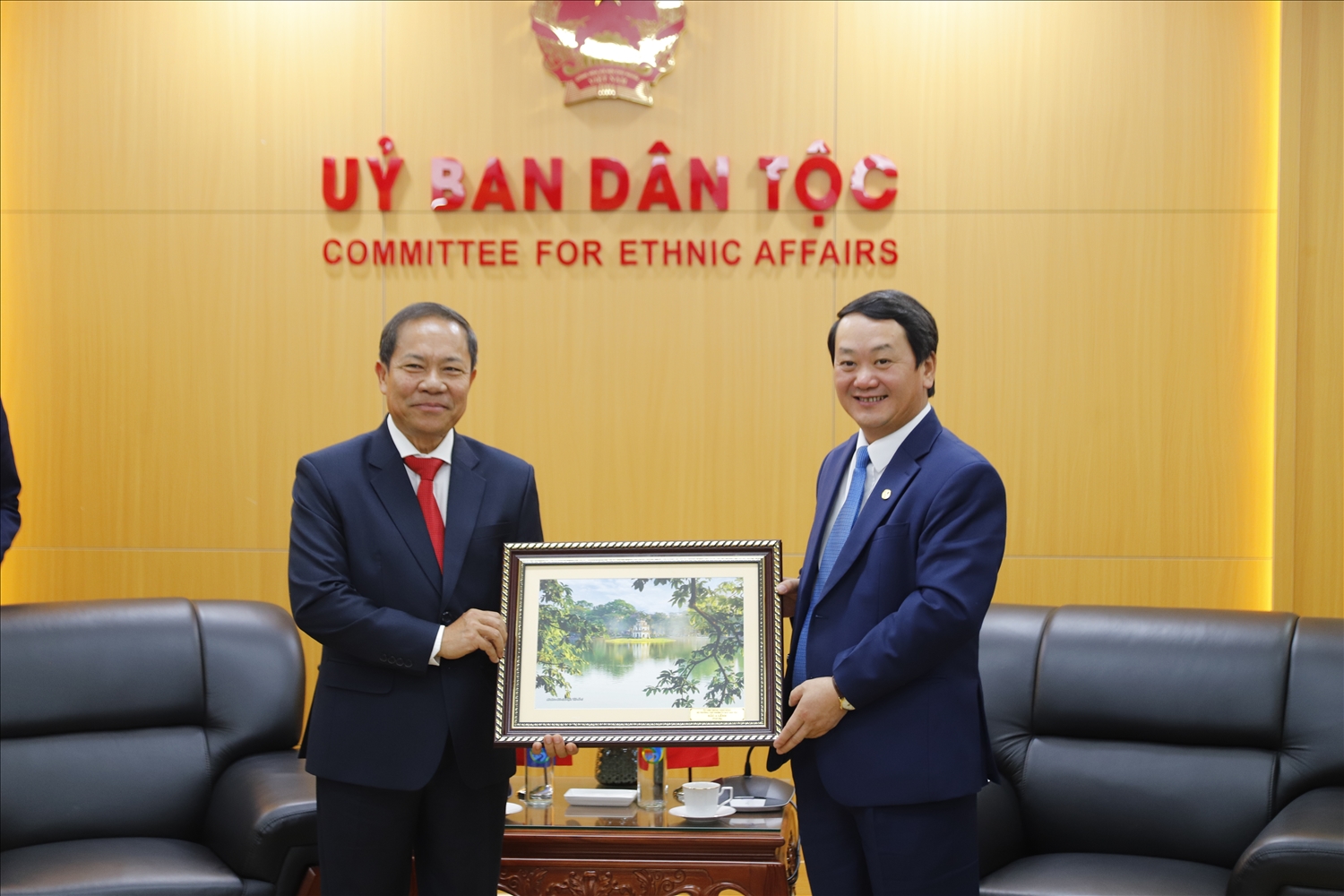 Bộ trưởng, Chủ nhiệm UBDT Hầu A Lềnh tặng quà lưu niệm cho ngài Khăm-lảy Si-pạ-sợt, Phó Chủ tịch Thường trực Ủy ban Trung ương Mặt trận Lào xây dựng đất nước