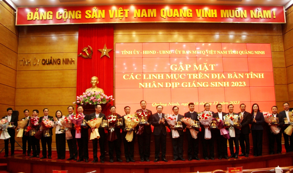 Lãnh đạo tỉnh Quảng Ninh tặng hoa chúc mừng các linh mục
