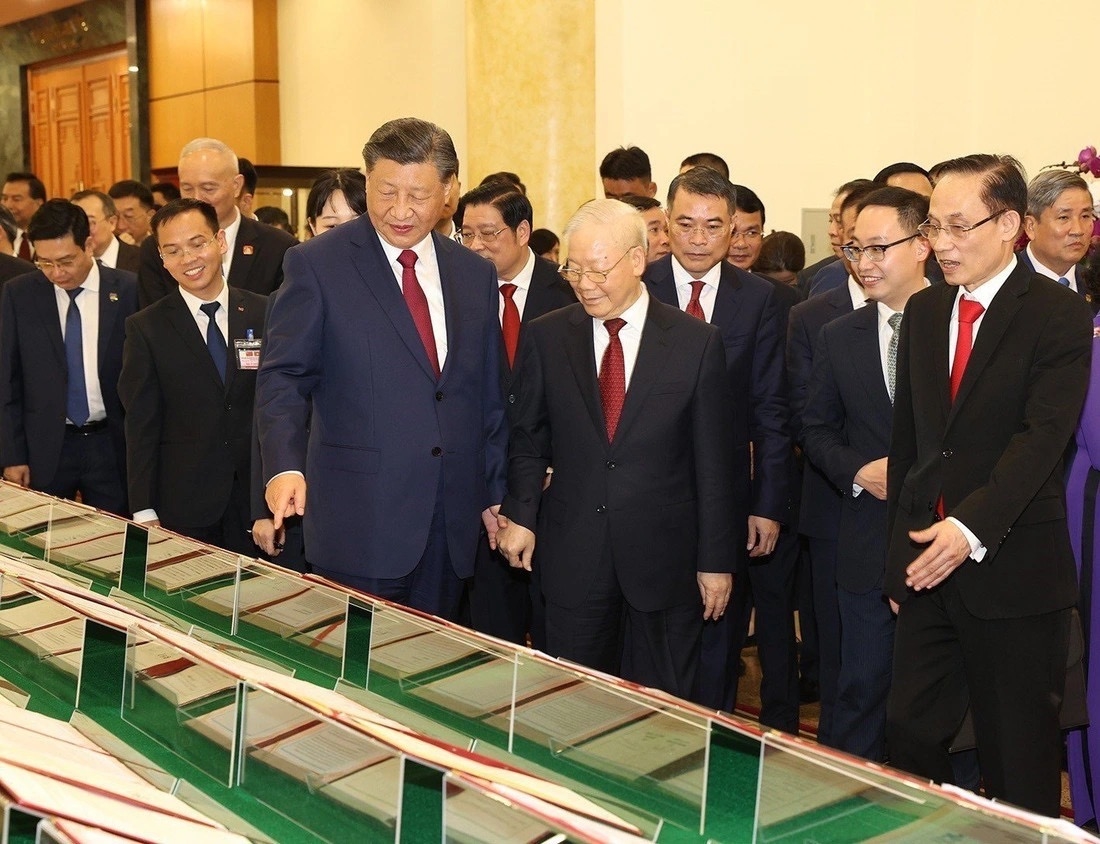 Tổng bí thư Nguyễn Phú Trọng và Tổng bí thư, Chủ tịch nước Trung Quốc Tập Cận Bình cùng xem các văn bản hợp tác được ký kết - Ảnh: TTXVN