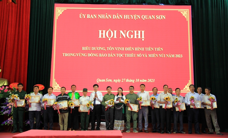 Các cá nhân được Chủ tịch UBND huyện Quan Sơn tặng Giấy khen vì đã có thành tích tiêu biểu, điển hình tiên tiến trong vùng đồng bào DTTS và miền núi huyện Quan Sơn giai đoạn 2021 - 2023