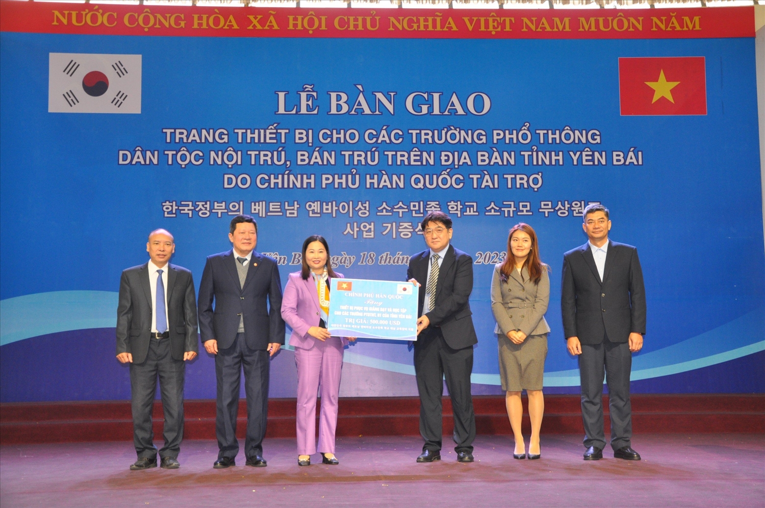 Đại diện KOICA tại Việt Nam bàn giao Dự án hỗ trợ trị giá 500.000 USD cho một số trường PTDTNT, BT của tỉnh Yên Bái