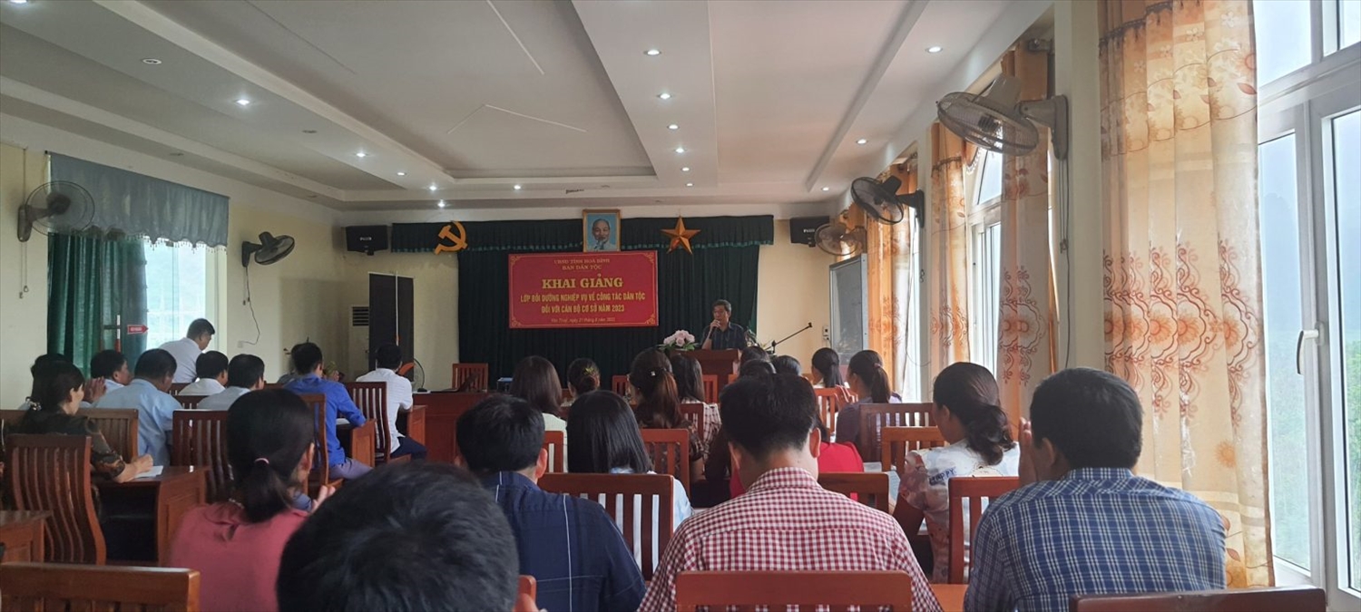 Các học viên tham dự lớp bồi dưỡng kiến thức dân tộc tại huyện Yên Thủy