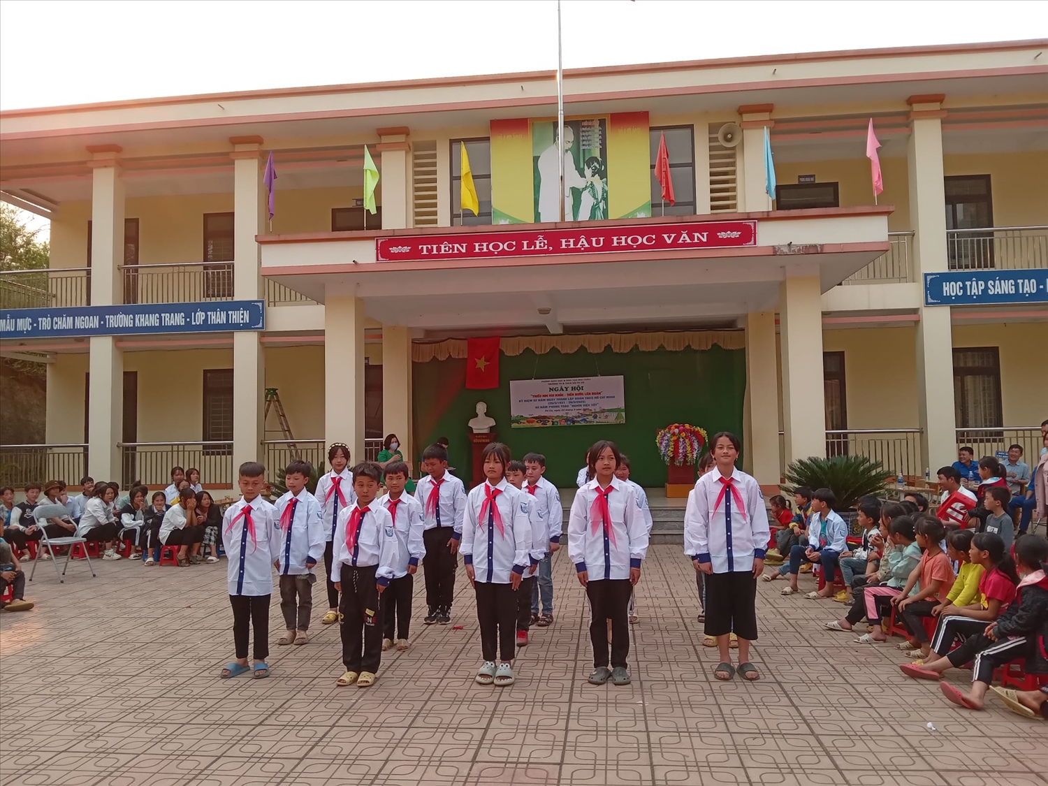 Trường học được đầu tư khang trang giúp học sinh DTTS có môi trường học tập tốt nhất (Trong ảnh: TH&THCS xã Pà Cò, huyện Mai Châu. Ảnh TL)