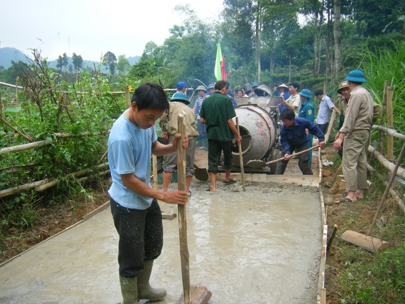 Làm đường bê tông nông thôn tại xã Nà Trì, huyện Xín Mần