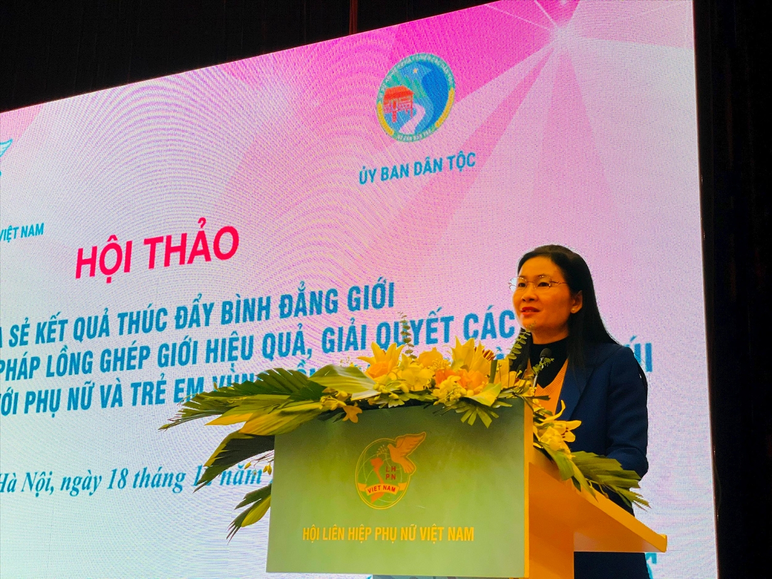 Phó Chủ tịch Hội Liên hiệp phụ nữ Việt Nam Tôn Ngọc Hạnh phát biểu tại Hội thảo.