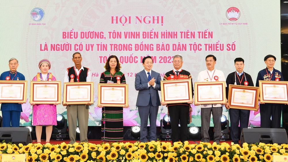 Ông Đàm Xuân Tình (bìa phải) vinh dự được nhận Bằng khen của Thủ tướng Chính phủ vì những cống hiến, đống góp cho quê hương Sơn Động.