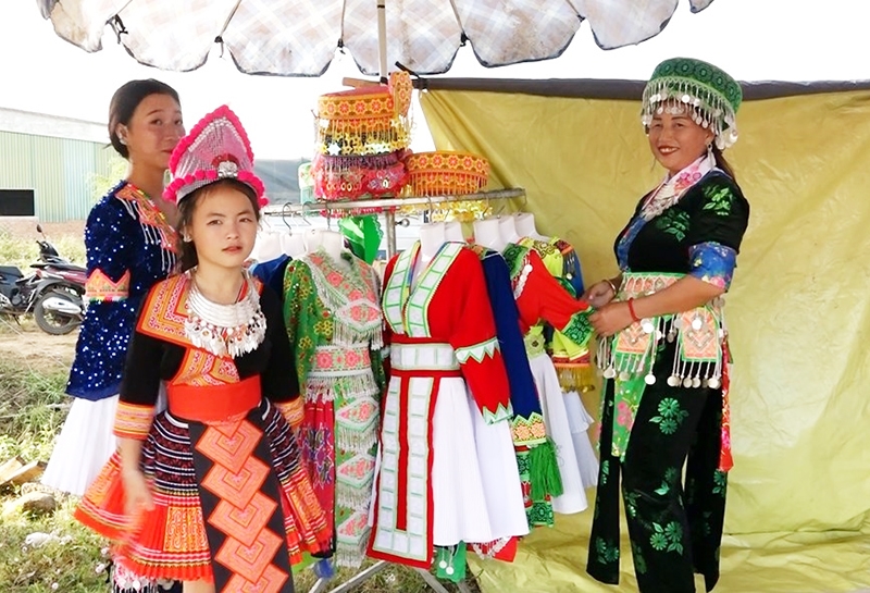Trang phục truyền thống của dân tộc Mông rực rỡ sắc màu được bày bán tại chợ phiên