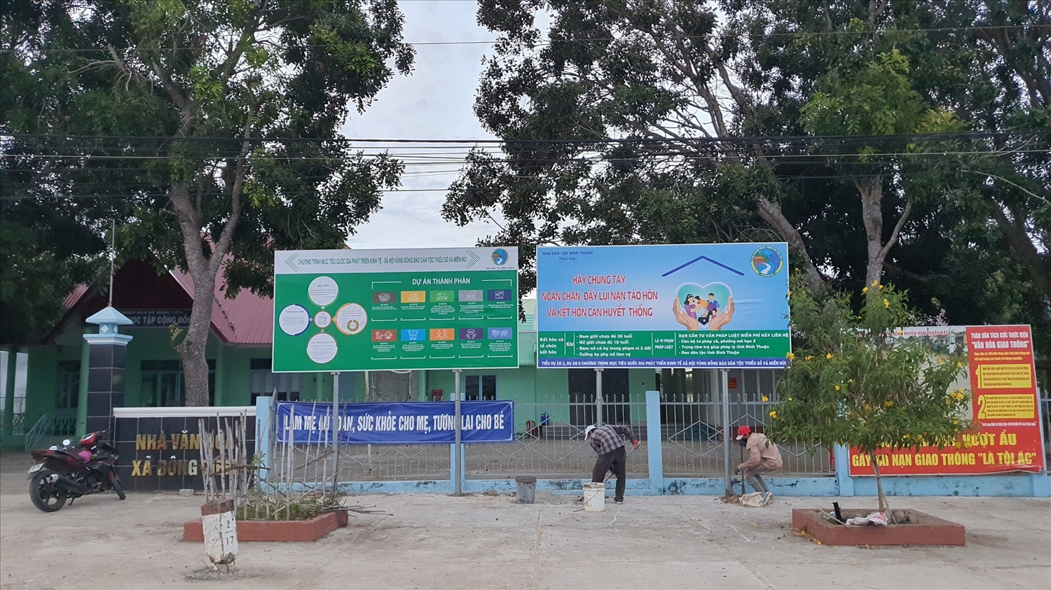 Lắp đặt pa nô tuyên truyền Chương trình MTQG 1719 tại xã Đông Tiến, huyện Hàm Thuận Bắc