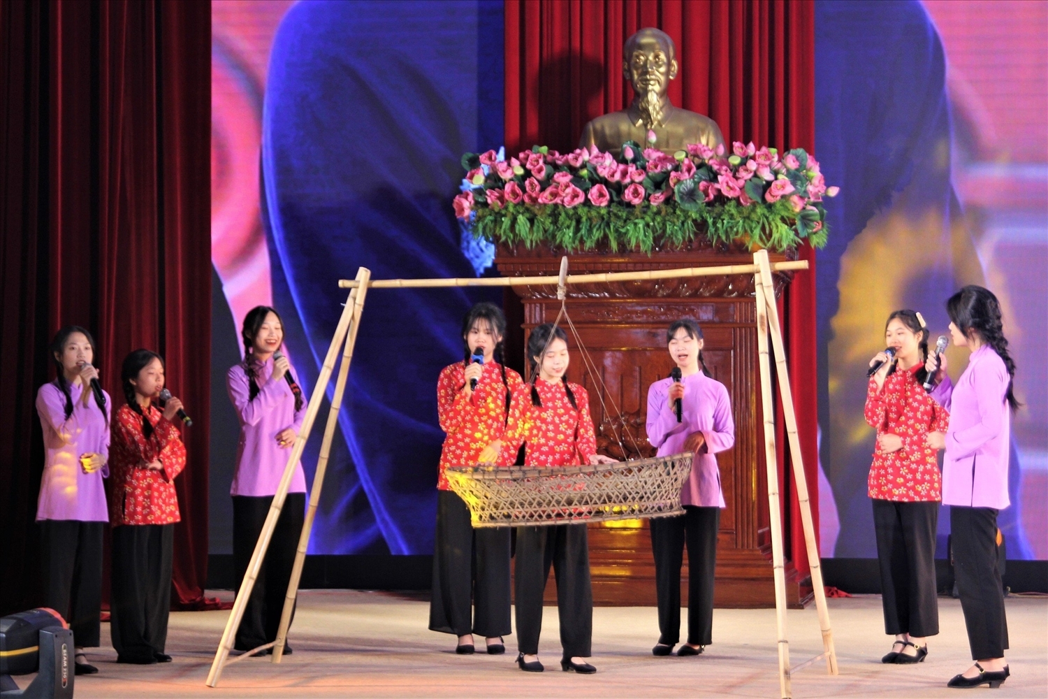 Người Ngái (Thái Nguyên) trình diễn điệu hát, trò chơi dân tộc trong khuôn khổ Ngày hội Văn hóa các dân tộc có số dân dưới 10.000 người lần thứ I diễn ra tại Lai Châu.