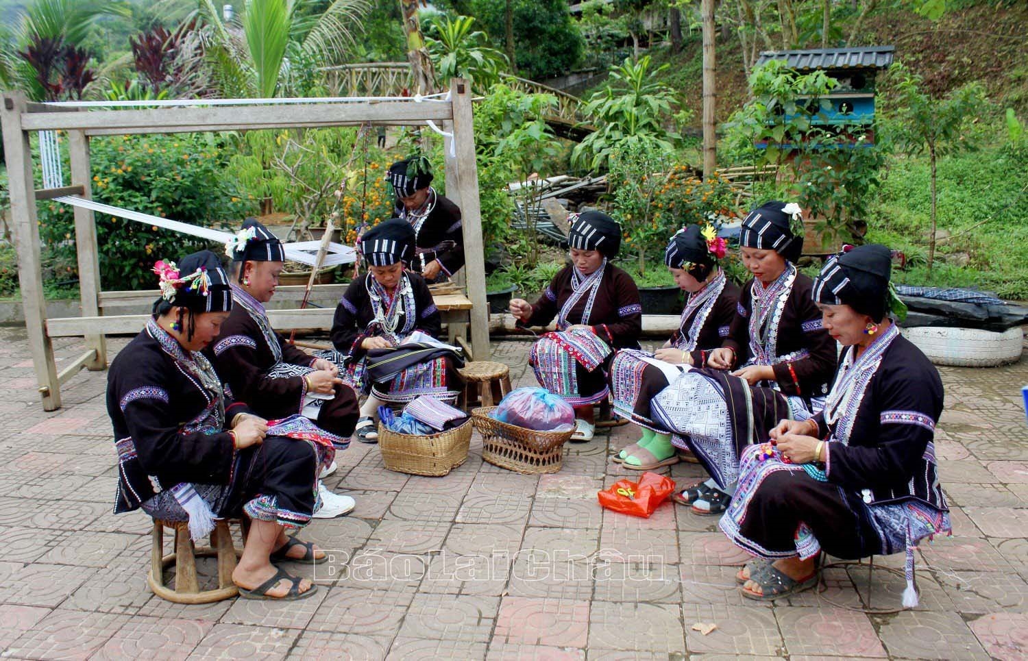 Phụ nữ dân tộc Lự trong trang phục truyền thống